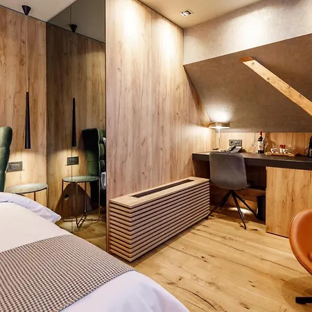 Schuster Boarding House 3*