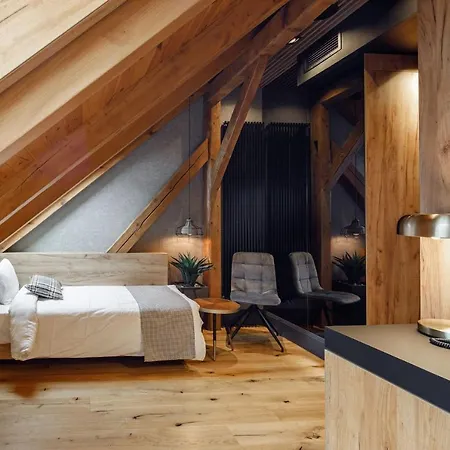 Schuster Boarding House Hotel 3*